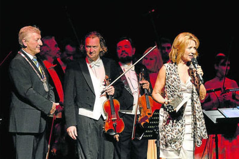 6000 Euro Preisgeld übergibt Bürgermeister Franz Schwarz (l.) Sylvia Moser und ihrem Orchester. Foto: Förtsch