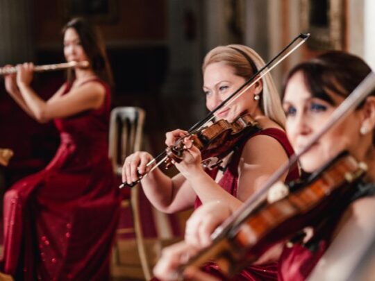 Musikerinnen des Wiener Residenz Orchesters musizieren bei den Wiener Klassik Konzerten