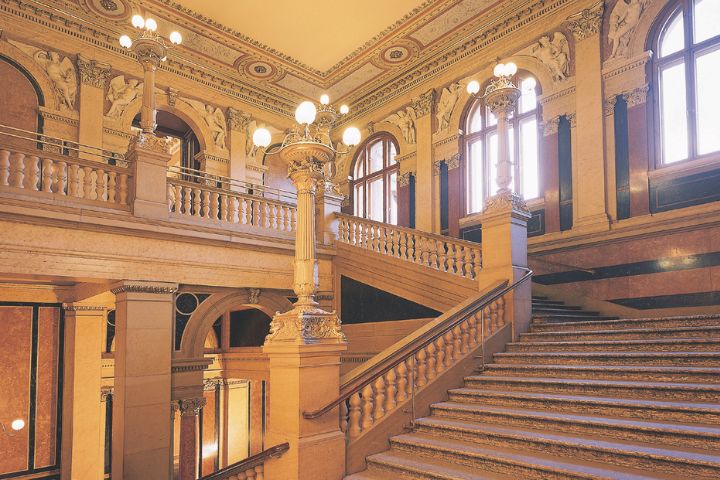 通往维也纳老交易所宫(Palais Alte Börse)音乐厅的华丽楼梯。