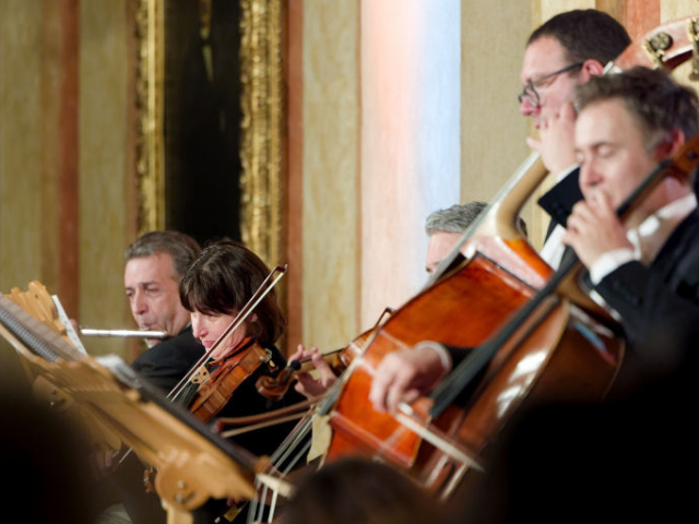 5 Nahaufnahme von Streichern und Bläsern des Wiener Residenz Orchesters bei einer Live-Aufführung