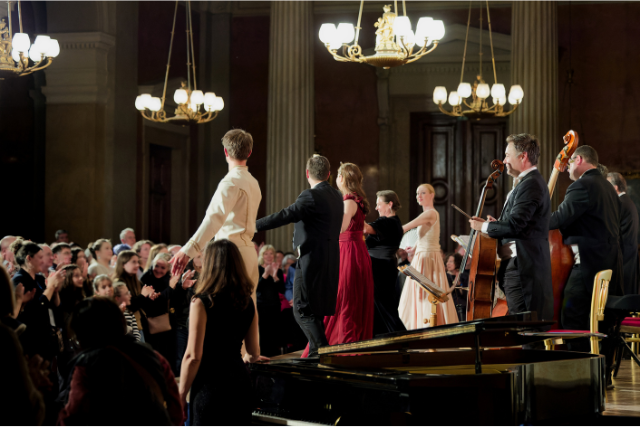 Behind the Scenes - WRO Ein Ensemble des Wiener Residenz Orchesters verbeugt sich vor den standing ovations des Publikums