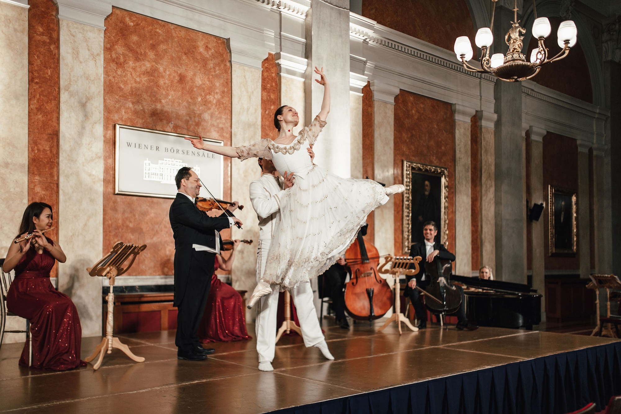 Der Walzer in Bewegung – live getanzt Wiener Residenz Orchester bei einem Konzert im festlich beleuchteten Börsensaal