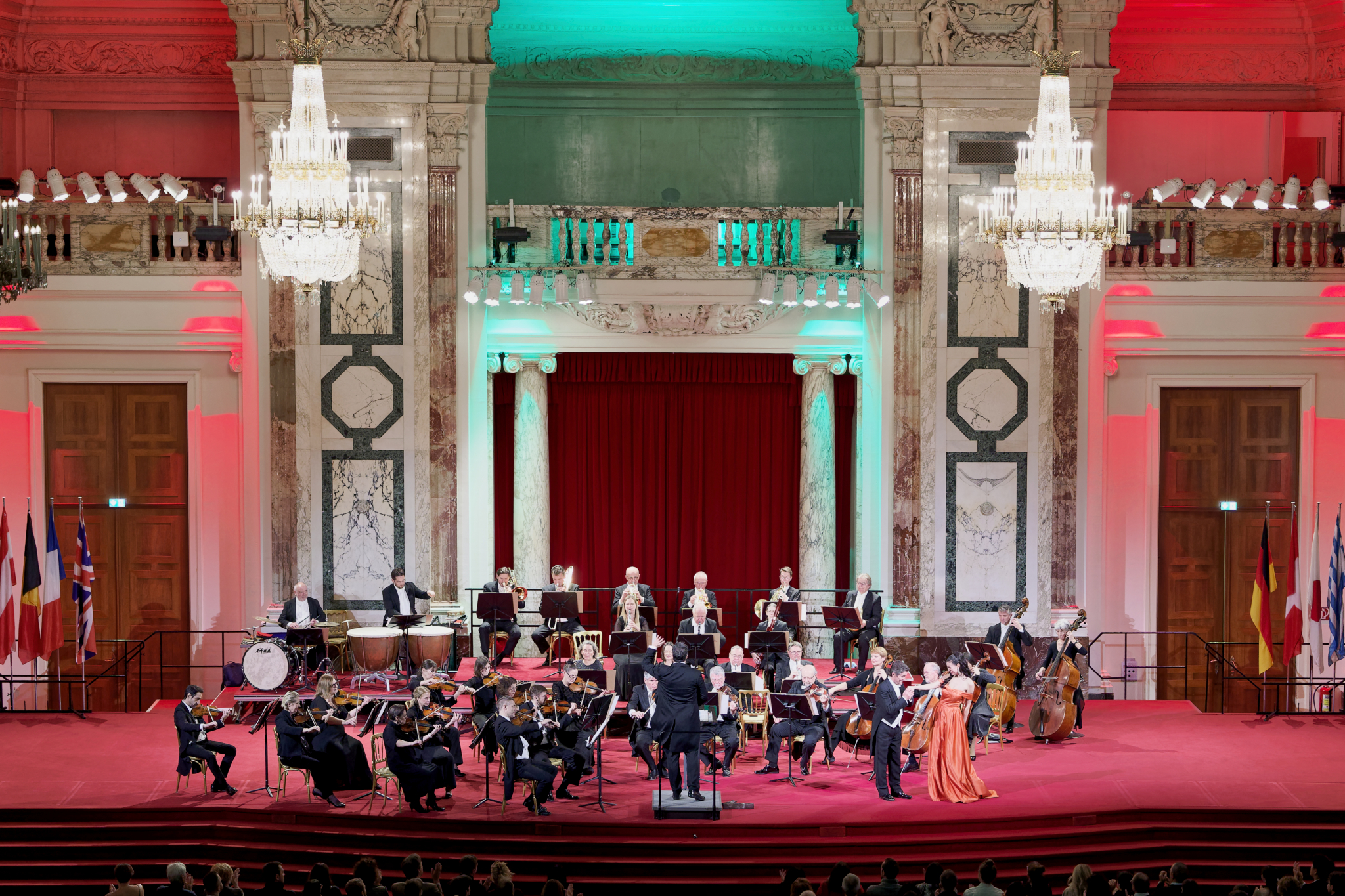 Live-Auftritt des Hofburg Orchesters im Festsaal Hofburg Orchester bei einem Konzert im festlich beleuchteten Festsaal
